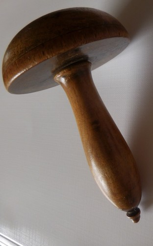 Antiker stopfpilz aus holz - antiker,